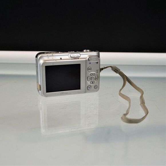 Nikon Coolpix Camera LS VR 7.2 Mega Pixel 5X Zoom Sold For Parts or Repair - Picture 2 of 5
